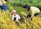 地域の子どもと稲刈り体験（広野さん提供）