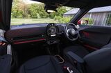 ゴーカート・モードを選択したときのエースマンのダッシュボードは赤が目立つ（写真：MINI）