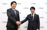 3月の社長交代会見で握手を交わす森屋氏（左）と吉田直樹・PPIH社長（撮影：尾形文繫）