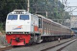 ディーゼル機関車の牽引で回送される武蔵野線205系（筆者撮影）