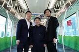 左から東急電鉄の稲葉氏、作品を制作した中島氏、ヘラルボニーの桑山氏（撮影：尾形文繁）