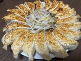 「円形焼き」の浜松餃子を「もやしトッピング」でいただきました（筆者撮影）