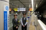 成城学園前管区の細川詩織下北沢駅長（左）と同管区の幸内圭副駅長（記者撮影）