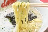 麺は博多とんこつに近い細さで、加水率が低めなので歯切れヨシ（筆者撮影）