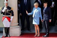 マクロン仏大統領の就任式スーツは5.6万円 夫人の｢ルイ･ヴィトン｣はリース