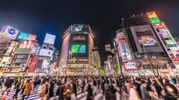 日本はじりじり低下へ 幸福度ランキング｢いつも低め｣の謎と上位国と何が違うか｢幸せになりにくい要因｣の決定的差