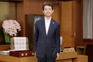 熊谷俊人（くまがい・としひと）1978年、奈良県生まれ。早稲田大学政治経済学部を卒業後、2001年NTTコミュニケーションズに入社。大前研一氏が創設したNPO政策塾「一新塾」を経て、07年、千葉市議会議員選挙に稲毛区選挙区から出馬しトップ当選。09年、千葉市長選挙に当選し、当時全国最年少市長（31歳5カ月）となる。14年にはワールド・メイヤー（世界市長賞）にノミネート。21年、歴代最多票数を更新し千葉県知事選挙に当選。小学生2児の父