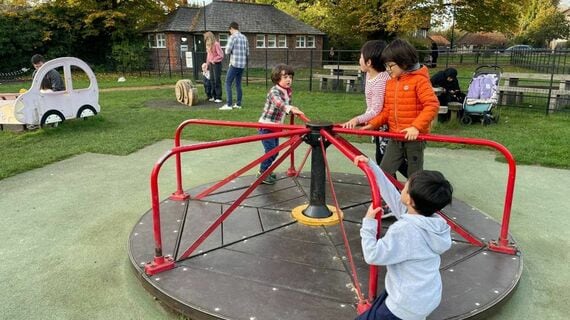 ロンドンの公園で遊ぶ子どもたち