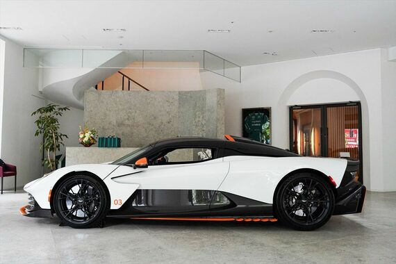 エンジンを乗員の後方に搭載するミドシップであることがよくわかるサイドビュー（写真：Aston Martin）