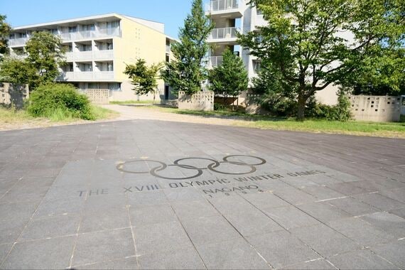 「メモリアルスクエア」に描かれた五輪マーク