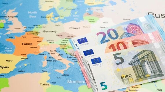 ヨーロッパの地図とユーロ紙幣