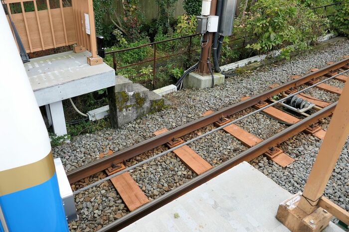 山上から伸びたワイヤーロープ