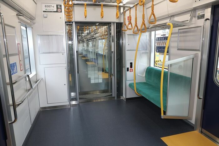 車端部のフリースペースと優先席