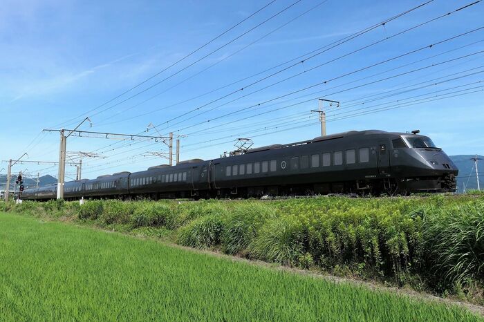 佐賀平野を駆け抜ける787系「かもめ」