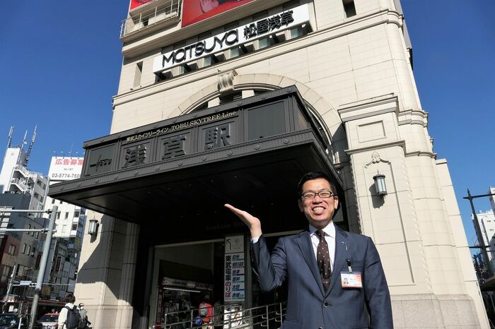 駅正面（南側）に立つ東武鉄道商業開発部の