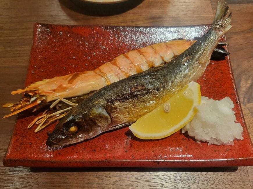 「炉ばた名物大海老原始焼き」と「大トロ鰯原始焼き」の2種類の炉端焼きを試食。素材がいいので、おいしくないわけがない（筆者撮影）