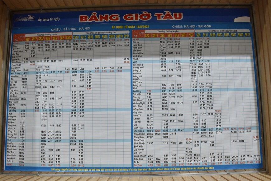 南北統一鉄道の時刻表。本数、所要時間ともに航空機に対抗できていない（筆者撮影）