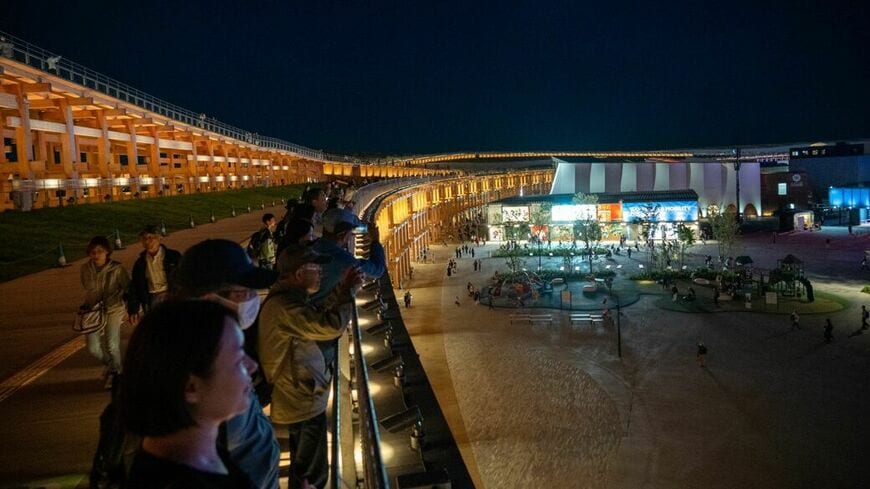 大屋根リングでは多くの人が写真撮影をしたり、休憩したりしていた（記者撮影）