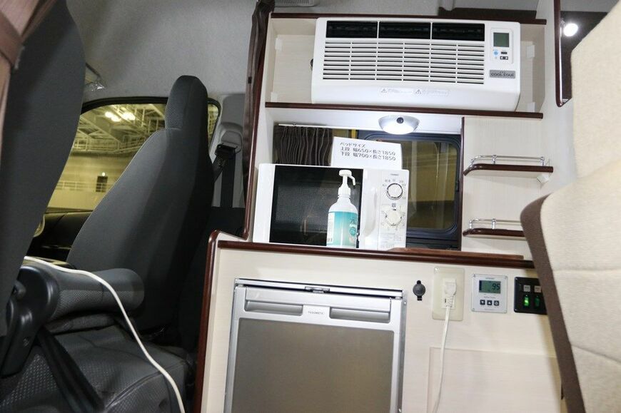 オーエムシーの展示内容と、narrow銀河のデティール（筆者撮影）