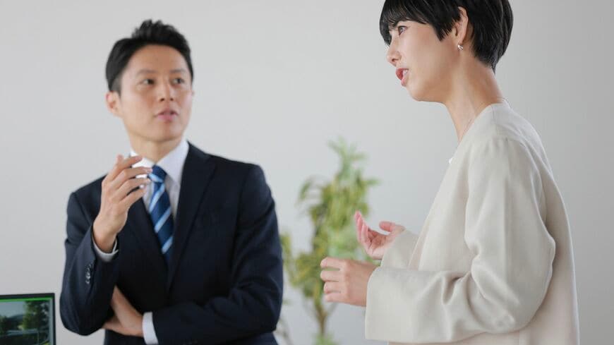 会話をする2人の会社員