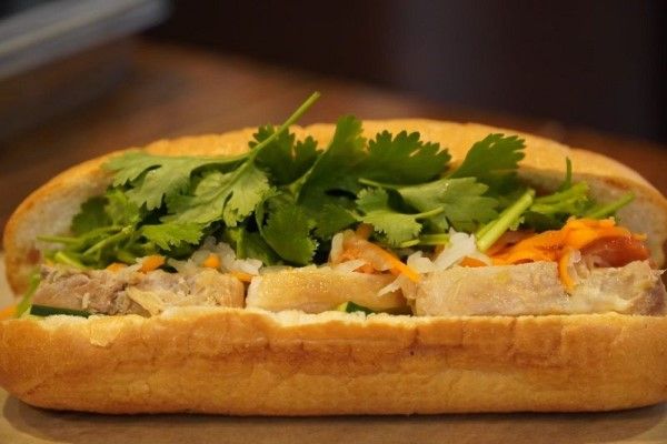 月・火・土・日の10〜13時半にオープンするバインミーV。写真は定番のレモングラスチキン700円（写真：シェアレストラン）