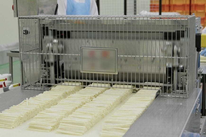 「チーズ鱈」のカット工程（写真：なとり提供）