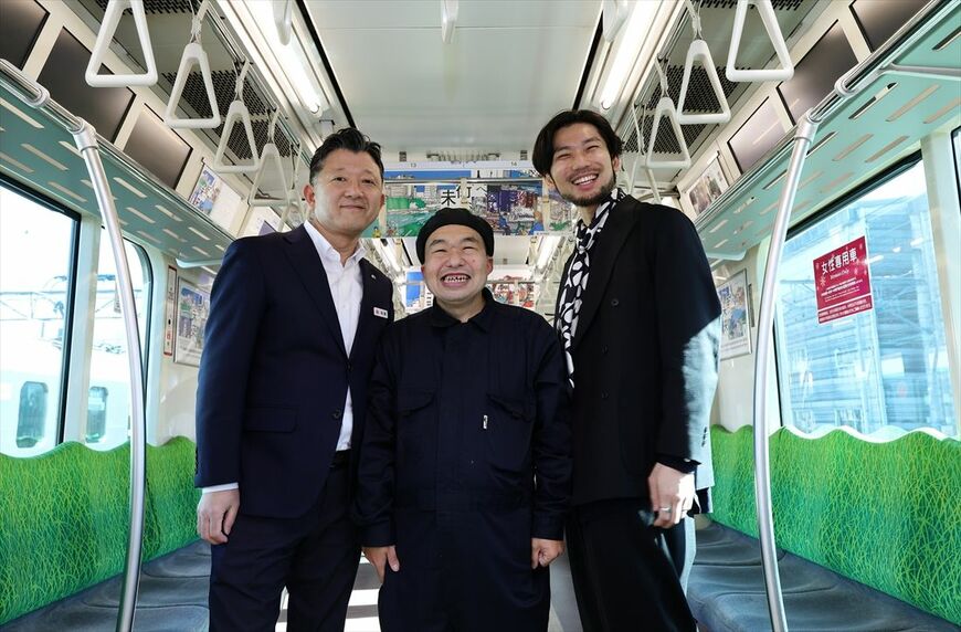 左から東急電鉄の稲葉氏、作品を制作した中島氏、ヘラルボニーの桑山氏（撮影：尾形文繁）