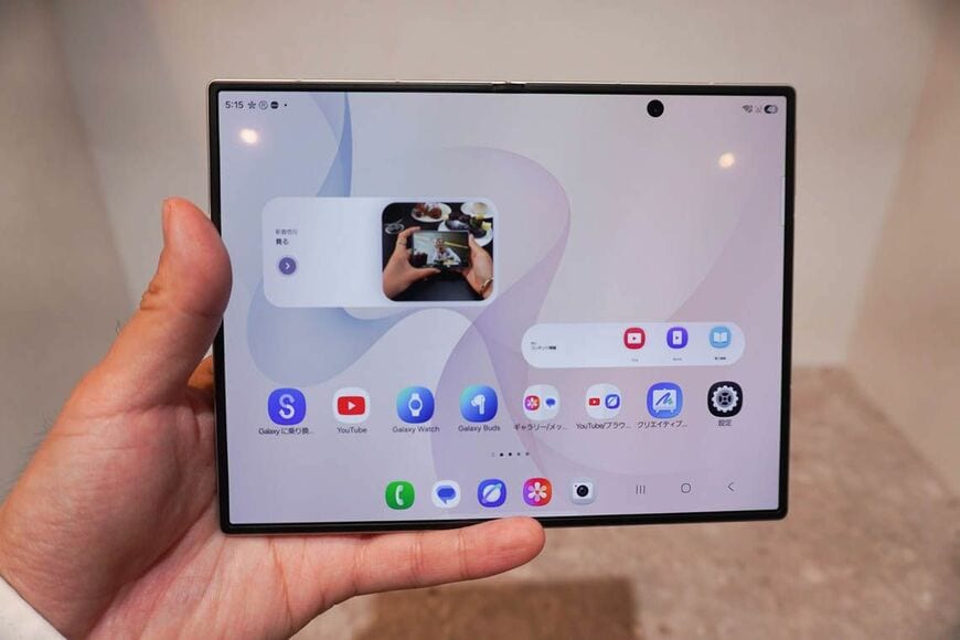 開いた状態のGalaxy Z Fold8