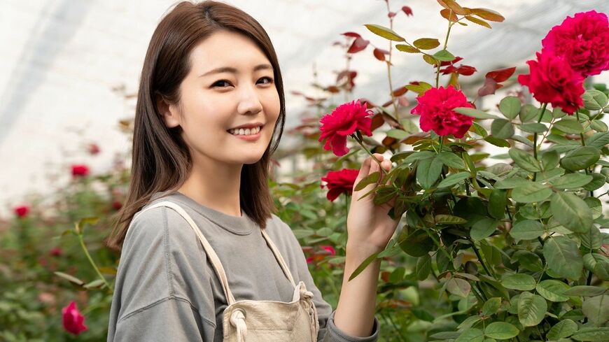 ROSE LABO代表取締役社長の田中綾華さん。「幸せ」をつかむためにバラ農家の道を選んだという（写真：ローズラボ）