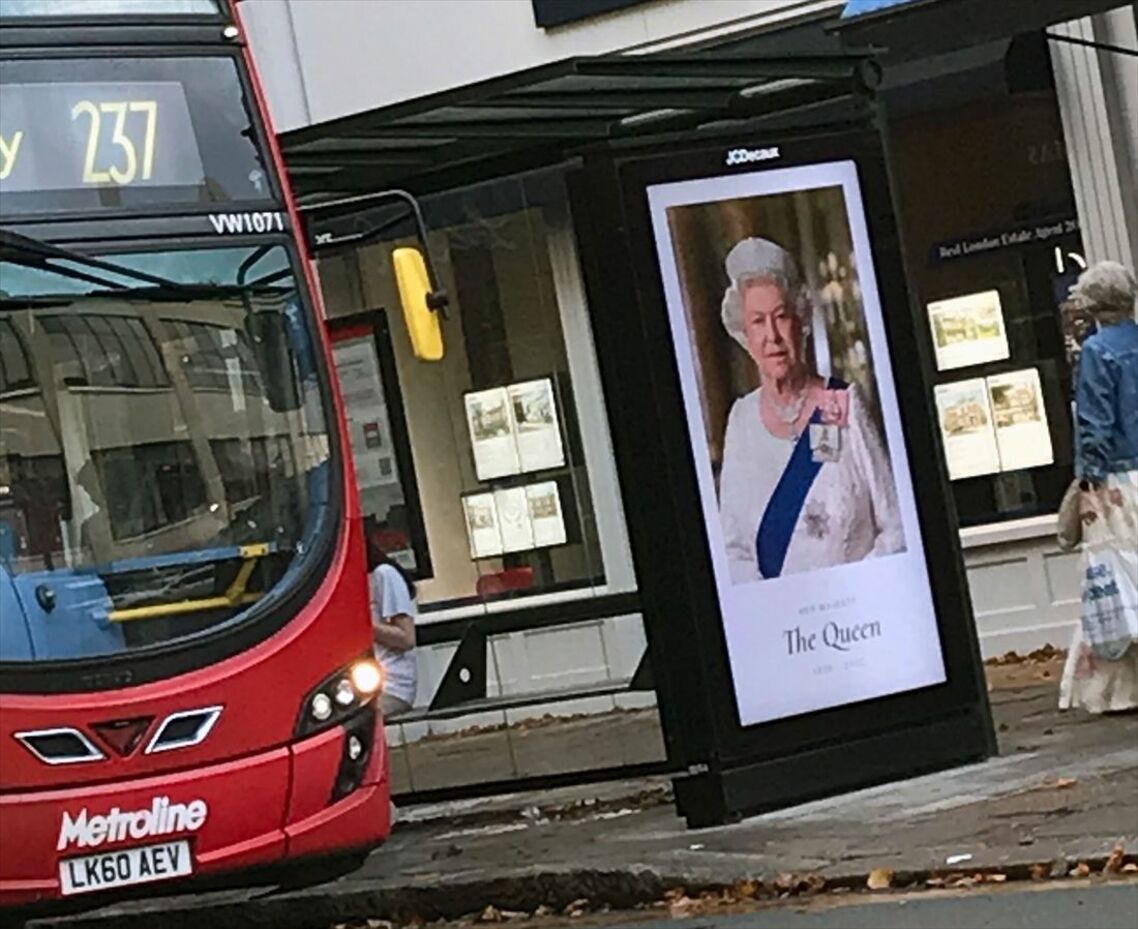 バス停にも女王の肖像が掲げられている