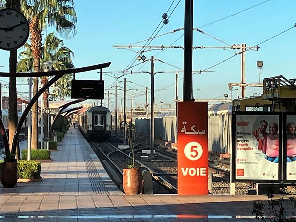 駅のホーム。モロッコ国鉄は電化区間も多い