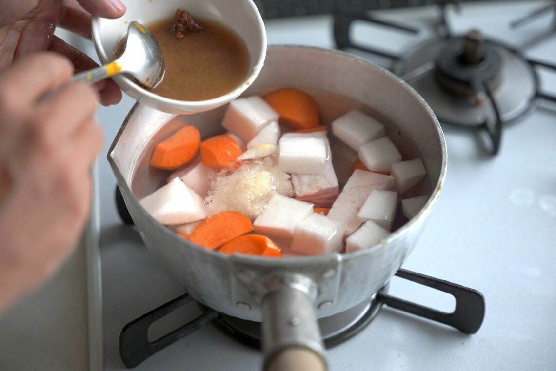みそで豚肉と野菜に下味をつける