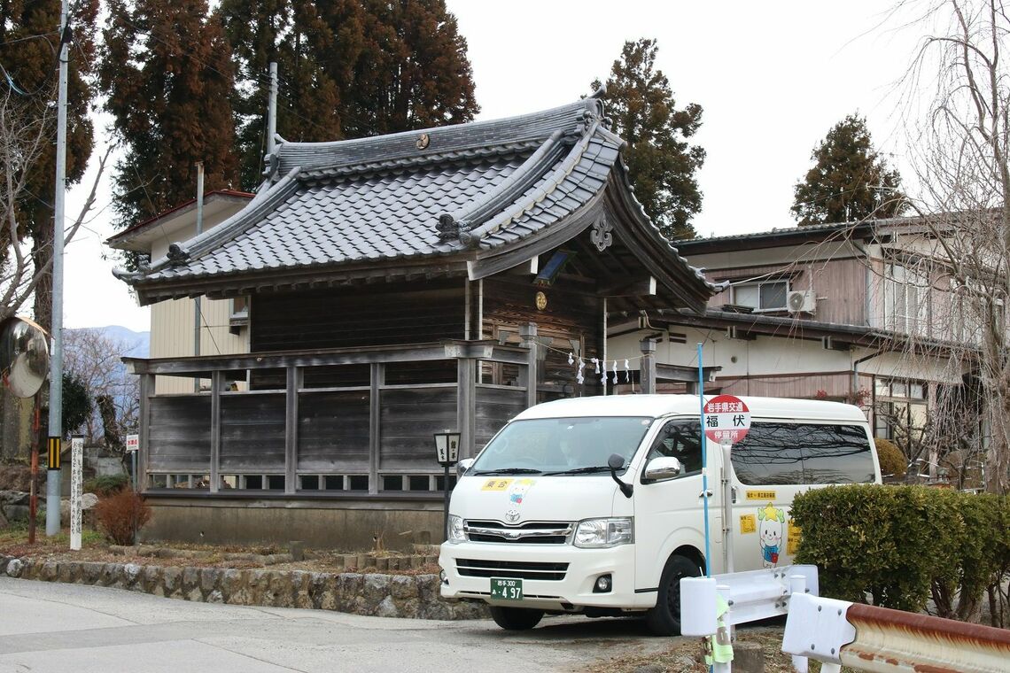 福伏で発車を待つコミュニティーバス（筆者撮影）