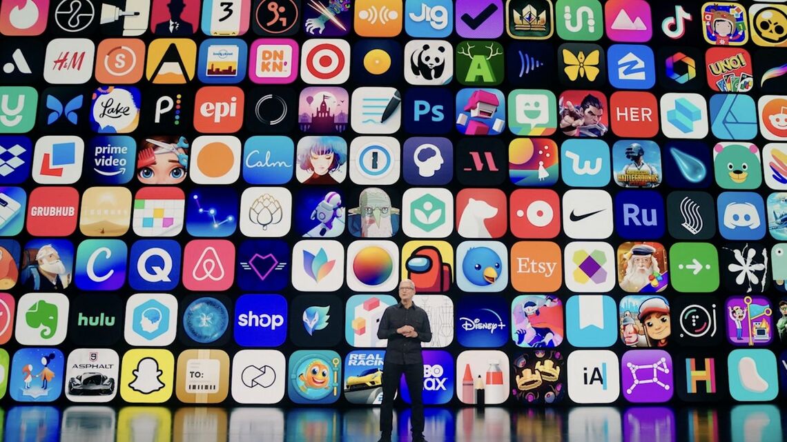 WWDC21の基調講演に立つ、アップルのティム・クックCEO（写真：アップル基調講演ビデオより）