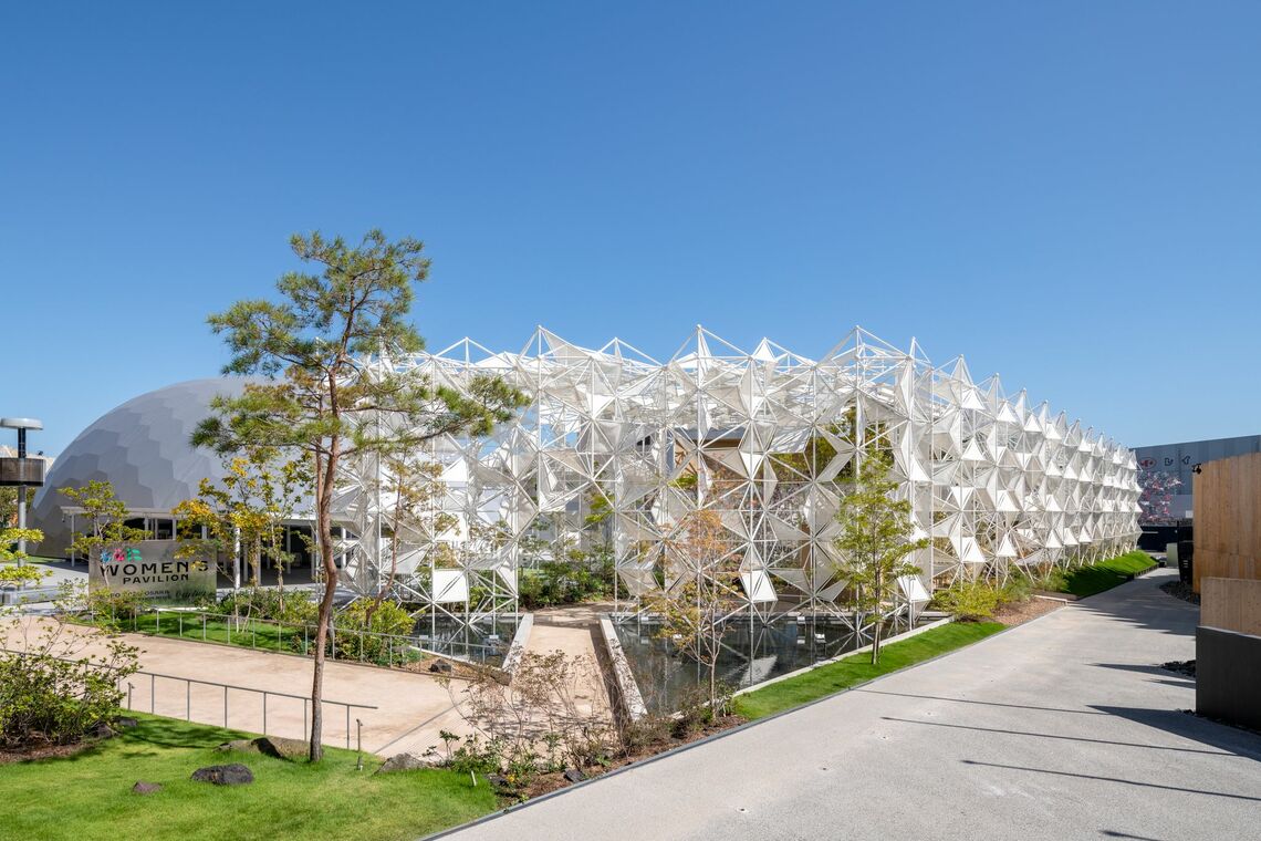 永山祐子が設計をした「ウーマンズ パビリオンin collaboration with Cartier」の麻の葉紋様とアラベスクを融合した立体格子組子ファサードは、大阪・関西万博がドバイに続く2度目の万博。会期中はここでジェンダーなどに関する多くのトークイベントが開催された。2年後には横浜のGREEN x EXPOでさらに再利用されるとあって取り壊しも真っ先に行われるようだ（写真：有限会社永山祐子建築設計）