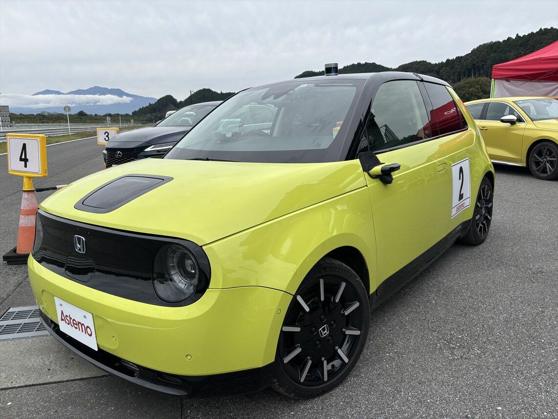 「Honda e」に自操支援技術MDS（マニュアル・ドライビング・サポート）を搭載する「V02」（筆者撮影）