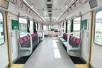 最新車両3000系の車内。窓ガラスが大きく明るい雰囲気だ