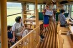 午前のおもちゃ列車には「おばこアテンダント」が乗務