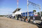SLの試乗に向かうツアー参加者たち