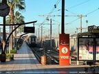 駅のホーム。モロッコ国鉄は電化区間も多い
