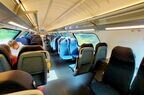 ゆったりした車内デザインの2階建て電車