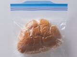 菓子パンは袋から出し、乾燥防止のため1つずつラップに包んで冷凍用保存袋へ。『冷凍王子の冷凍大全』（サンマーク出版）より