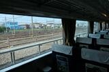 実は窓によってガラスの色合いが少し異なる（記者撮影）
