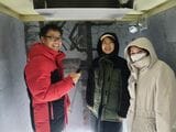 冷凍庫内で一緒になったYouTuberの方たち。左の男性が着ていた製品を著者も着用した（著者撮影）