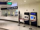 メトロの駅。手前が券売機、奥が有人窓口（筆者撮影）
