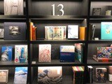 「東京スコーレ」13階には、ゲームが楽しめる客室「ゲーミングルーム」、読書ができる書棚付き客室「ブックルーム」も設置。エレベーター前にも蔵書が置かれていた（筆者撮影）