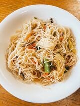 ノーマルタイプの燒ビーフン。人参、キャベツ、ピーマン、きくらげと野菜がたっぷり入っていた（筆者撮影）