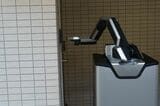 インターフォンを鳴らして待機するロボット