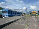 写真右手は、下吉田駅に保存されている車両（筆者撮影）