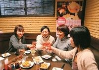 外食不況もどこ吹く風、居酒屋の「女子会」が人気